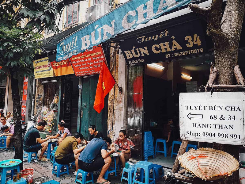 Einheimische essen auf der Straße in Hanoi