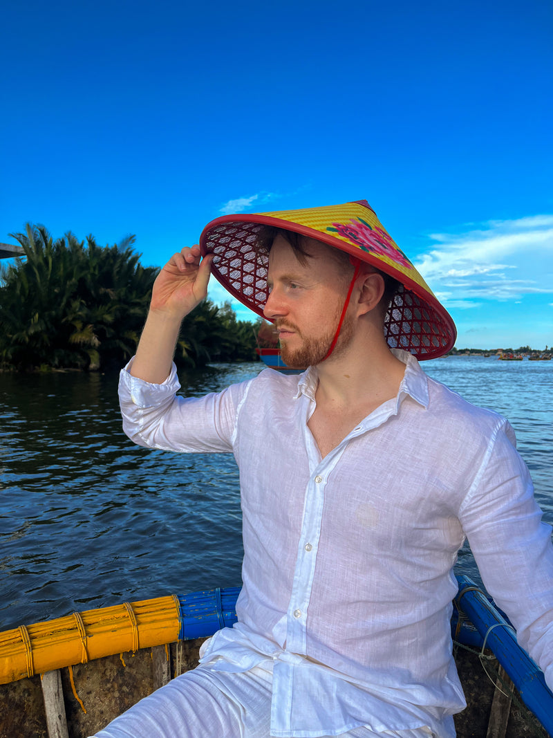 Steigen Sie in ein Kokosnuss-Korbboot im Hoi An Coconut Village