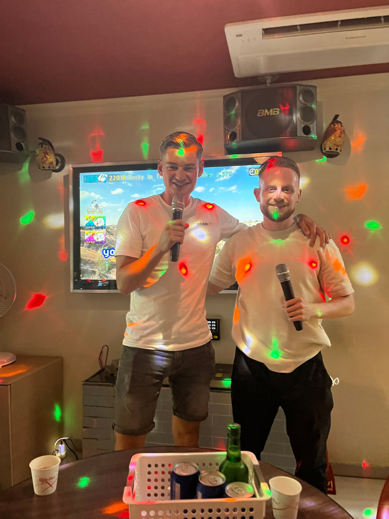 Teste deine Stimmbänder in einer Karaokebar
