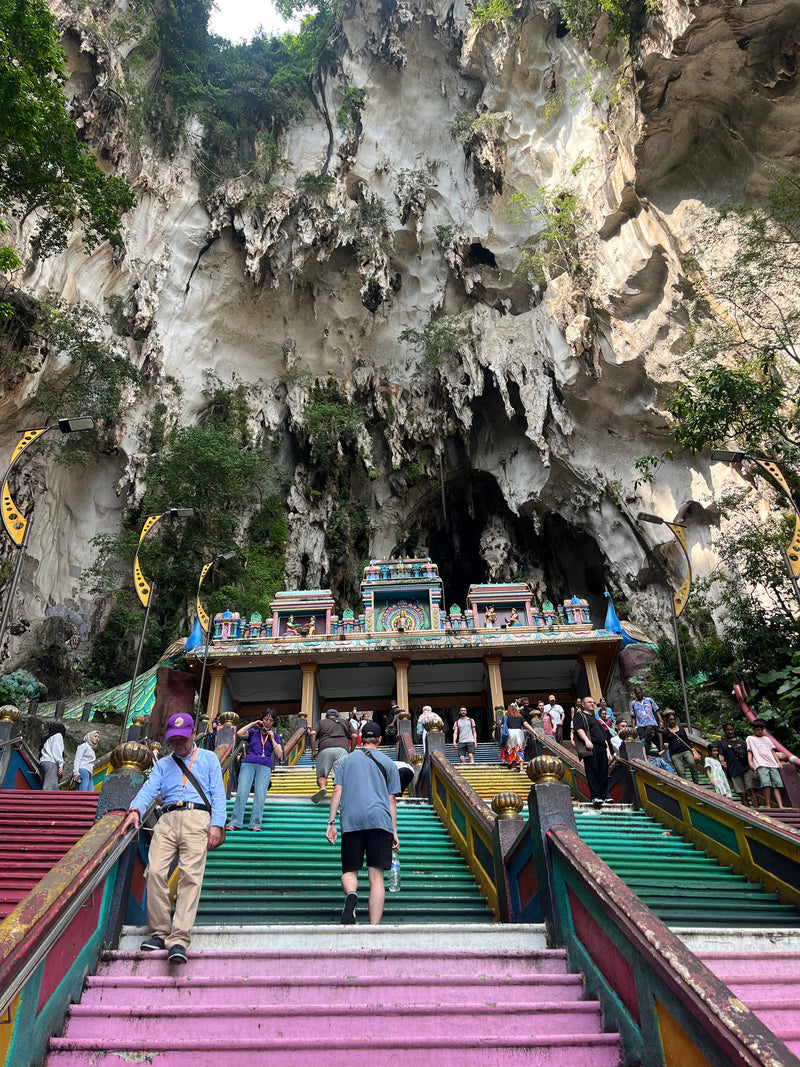 De vele trappen in de Batu caves