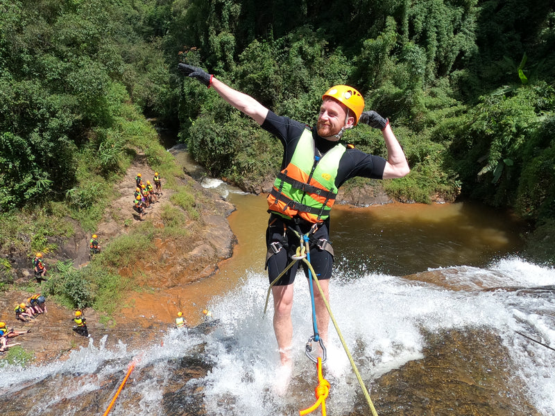 An einem Wasserfall in Da Lat