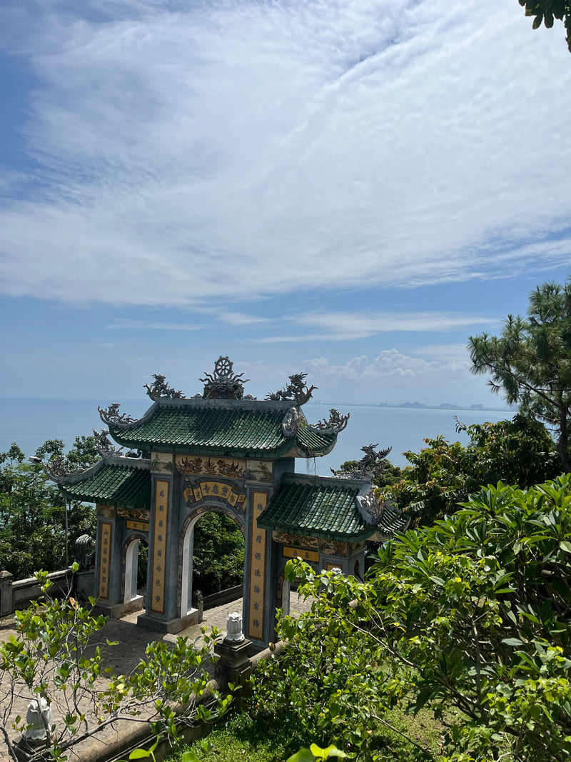 Besuchen Sie den Chùa Linh Ứng Tempel mit schöner Aussicht über die Stadt