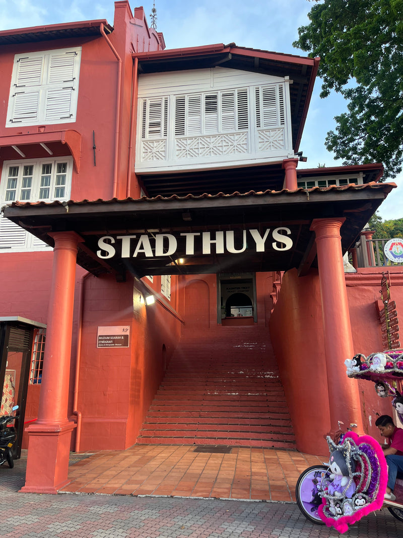 De ingang van het Stadthuys